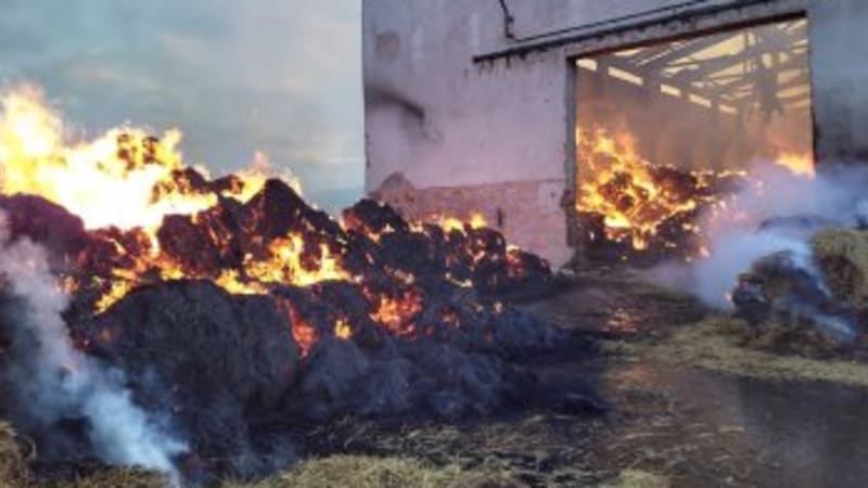 Rozsáhlý požár v Červené Vodě: Sklad sena se ocitl v plamenech, proběhl tam dramatický zásah