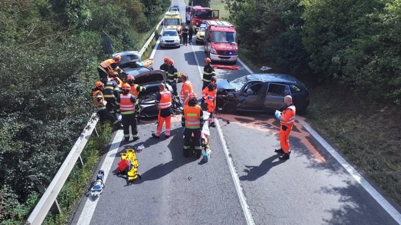 Čelní střet u Svitav zablokoval dopravu. Tři lidé utrpěli zranění, na místo letěl vrtulník