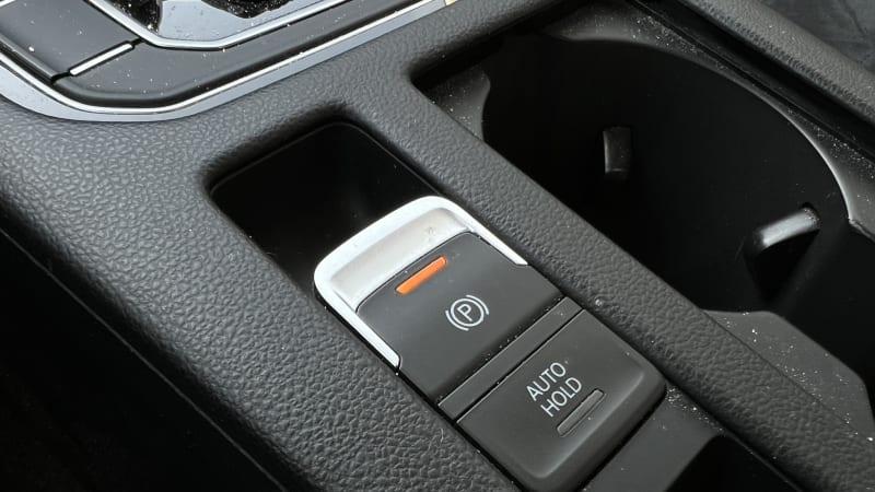 Zmáčknutí tlačítka ruční brzdy ve 120kilometrové rychlosti? Auto stabilně zastaví, ukázal test